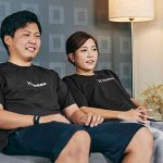 HURONリカバリーウェアを着てソファに座る男女